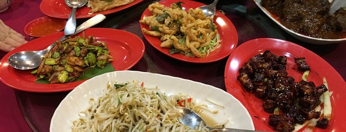 Restoran Kari Kepala Ikan Jalan Pudu 半山吧瓦煲咖哩鱼头 is one of Locais curtidos por Y.