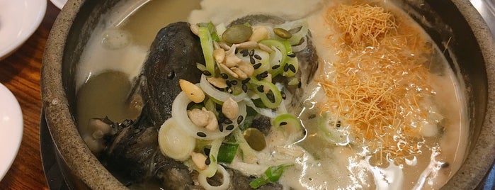 Tosokchon Ginseng Chicken Soup is one of Y’s Liked Places.