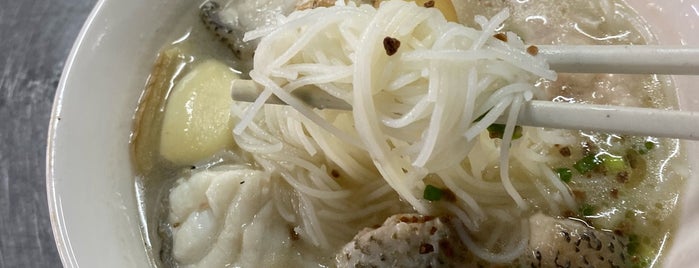 Perak Lane Fish Head / Seafood Porridge is one of Tempat yang Disukai Y.