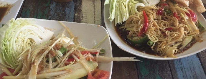 ก๋วยเตี๋ยวไก่ตุ๋นบิ๊กไก่ is one of Noodle Place - Bangkok.