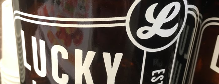 Lucky's Market is one of Kimberly'in Beğendiği Mekanlar.