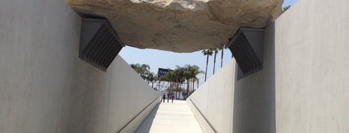 La Brea Tar Pits & Museum is one of LA LA LAND🌴🌞.