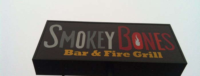 Smokey Bones Bar & Fire Grill is one of Lugares favoritos de Lee.