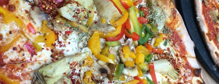 La Pizza is one of Posti che sono piaciuti a Ruveyda.