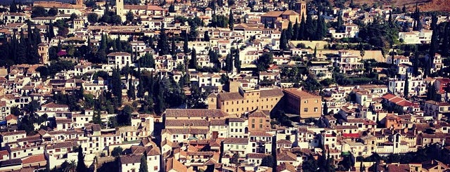 Granada is one of Andalucía (Malaga).