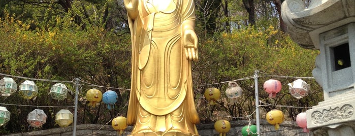 용굴암 (龍窟庵) is one of Buddhist temples in Gyeonggi.