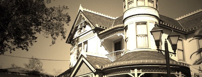 The Woelke-Stoffel House (Anaheim Red Cross) is one of Lugares favoritos de Todd.