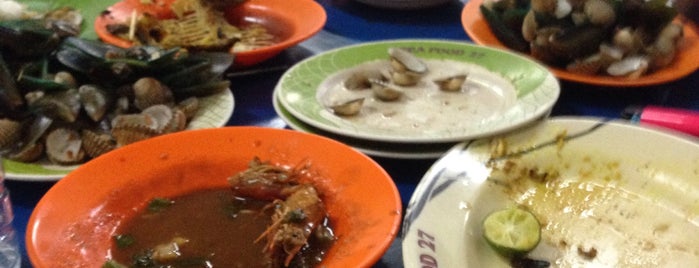 Warung seafood 27 jatiwaringin is one of Orte, die Malik gefallen.