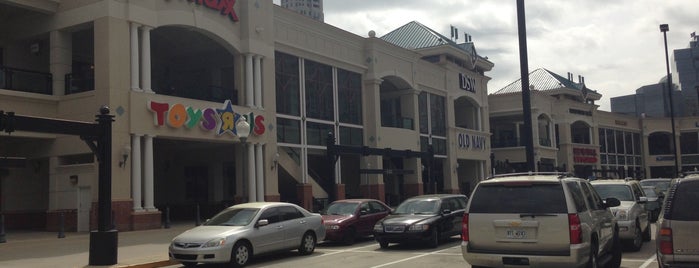 Buckhead Station is one of Locais curtidos por Tye.