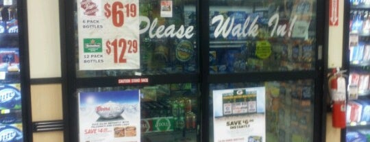 Pick 'n Save Liquor Department is one of สถานที่ที่ Mark ถูกใจ.
