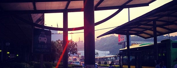 Bus Station & Taxi Stand is one of Kevin'in Beğendiği Mekanlar.