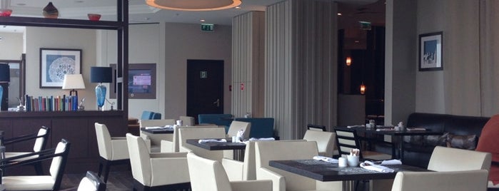 Marriott Warsaw - Executive Lounge is one of Simon'un Beğendiği Mekanlar.