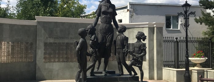 Памятник первой учительнице is one of Оренбург.
