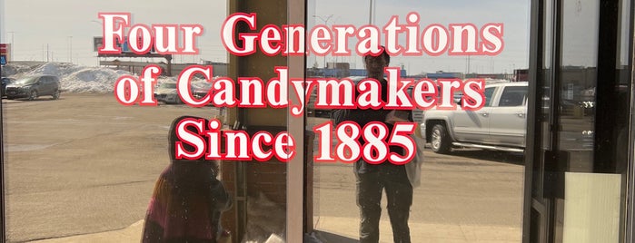 Carol Widman's Candy Co is one of Fargo😋.
