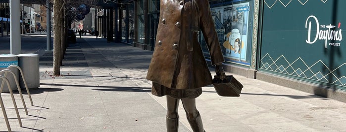 Mary Tyler Moore Statue is one of ᴡᴡᴡ.Bob.pwho.ru : понравившиеся места.