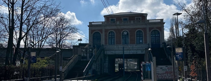 Station Musée de Sèvres [T2] is one of Tramways de Paris.