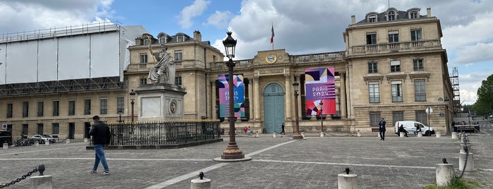 Place du Palais Bourbon is one of PARIS.