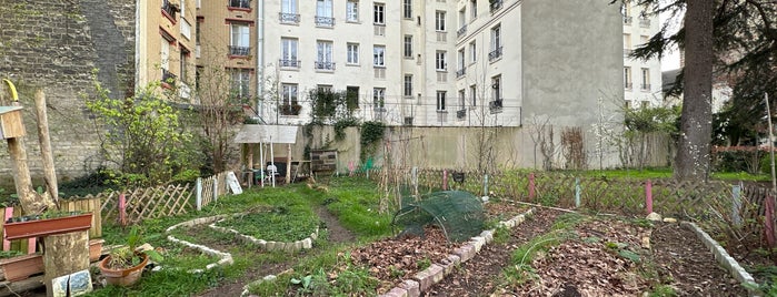 Square du Clos Feuquières is one of Hotspots Wifi Orange - Les Parcs Parisiens.