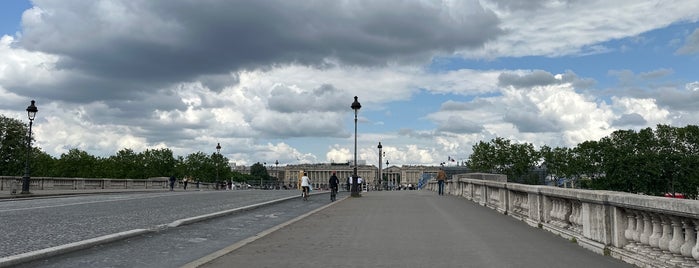 Pont de la Concorde is one of 75001 / LOUVRE — SAINT-HONORÉ.