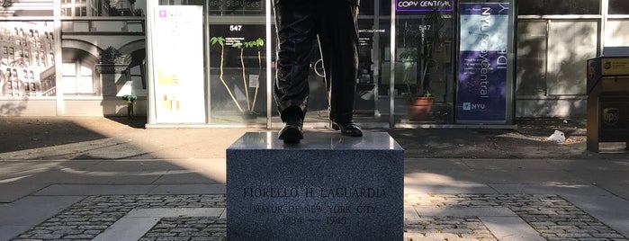 Fiorello H. LaGuardia Statue Plaza is one of สถานที่ที่ Mike ถูกใจ.