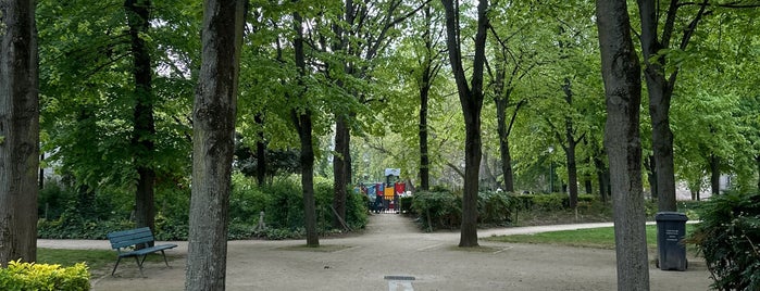 Square du Clos Feuquières is one of Hotspots Wifi Orange - Les Parcs Parisiens.