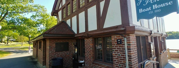 Jamaica Pond Boat House is one of Tempat yang Disukai Matthew.