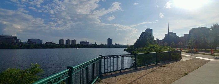 Memorial Drive Park is one of Tristan’s Liked Places.