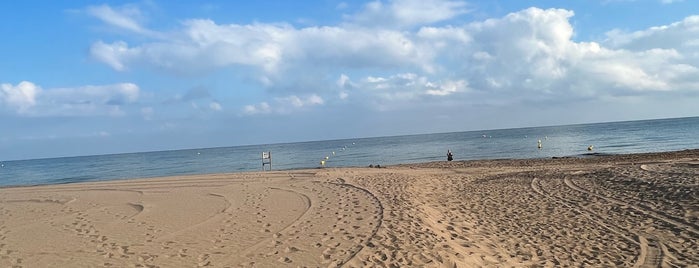 Playa Les Marines is one of Tempat yang Disukai Oksana.