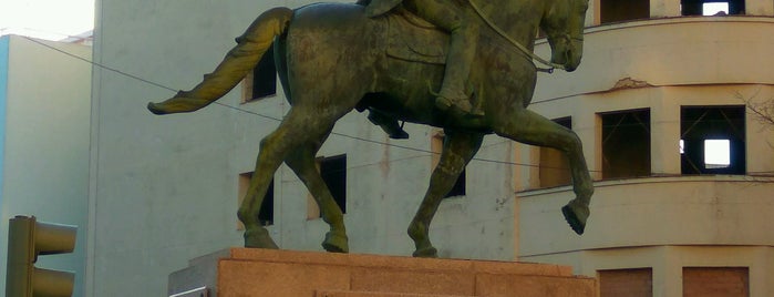 Simón Bolívar is one of Lugares.
