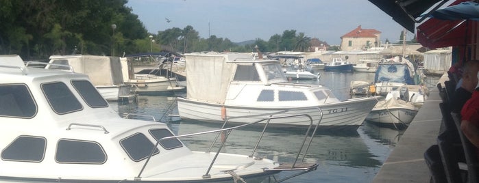 trogir river promonade is one of Orte, die JOSE gefallen.