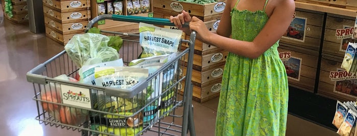 Sprouts Farmers Market is one of Locais curtidos por Christina.