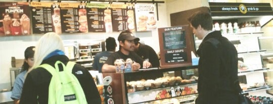 Einstein Bros Bagels is one of Tempat yang Disukai Mesha.