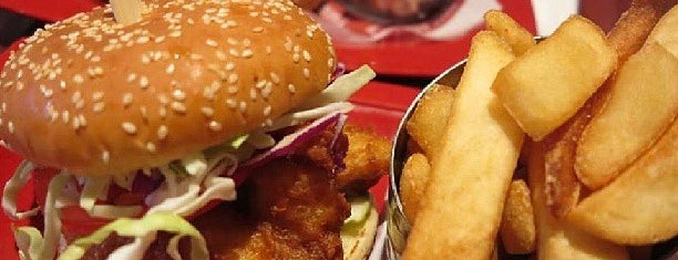 Red Robin Gourmet Burgers and Brews is one of Tempat yang Disukai Toni.