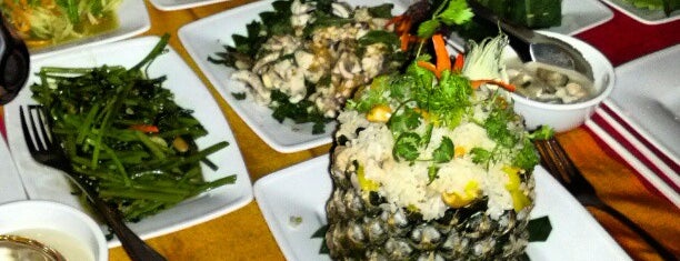 Khmer Surin Restaurant is one of Lieux sauvegardés par Drew.