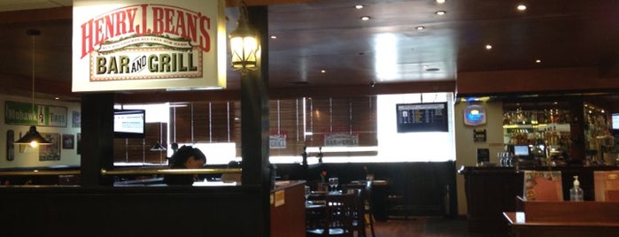 Henry J. Bean's is one of Tempat yang Disukai Nallely.