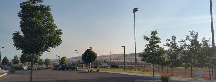 Golden Eagle Sports Complex is one of Locais curtidos por Guy.