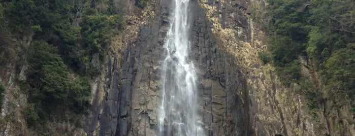 Nachi Falls is one of Lugares favoritos de Brad.