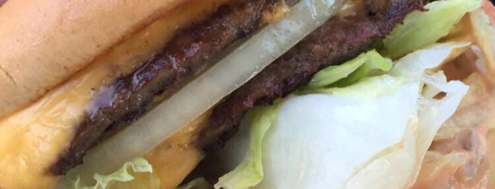 In-N-Out Burger is one of Locais curtidos por Hussein.