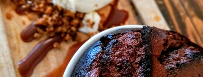 Hot Cakes Molten Chocolate Cakery is one of สถานที่ที่ Jeena ถูกใจ.