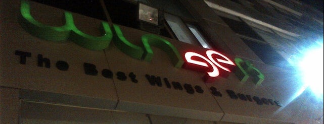 Wingers Restaurant is one of Locais curtidos por Bego.
