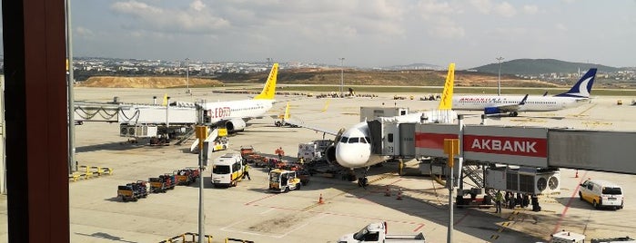 Aeropuerto Internacional Sabiha Gökçen (SAW) is one of Lugares favoritos de TC Bahadır.