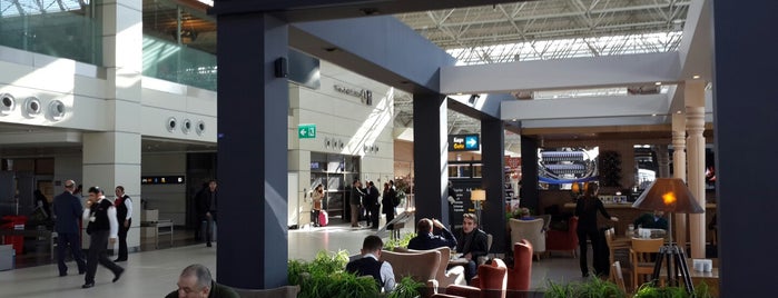Aeropuerto de Antalya (AYT) is one of Lugares favoritos de TC Bahadır.