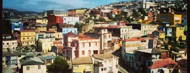 Valparaíso is one of สถานที่ที่ Alan ถูกใจ.