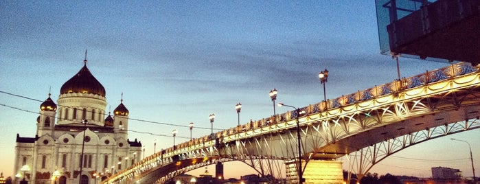 Patriarshiy Bridge is one of 🚶🏻‍♂️🌳Погулять.