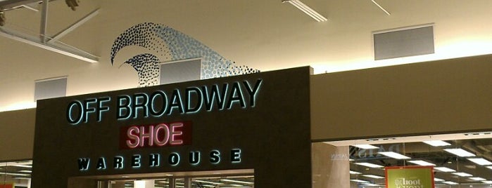 Off Broadway Shoe Warehouse is one of Tempat yang Disukai Vicky.
