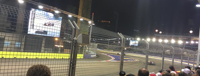 Singapore F1 GP: Turn 1: Sheares is one of Orte, die clive gefallen.