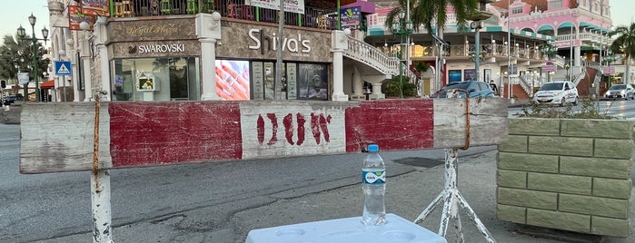 7 West Restaurant & Bar is one of Aruba 2015.