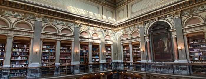 ELTE Egyetemi Könyvtár és Levéltár / ELTE University Library and Archives is one of Будапешт.