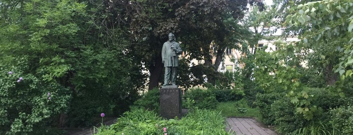 Памятник Герцену is one of Lieux qui ont plu à Michael.