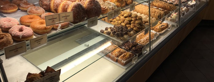 Breka Bakery & Café is one of Locais curtidos por Dan.